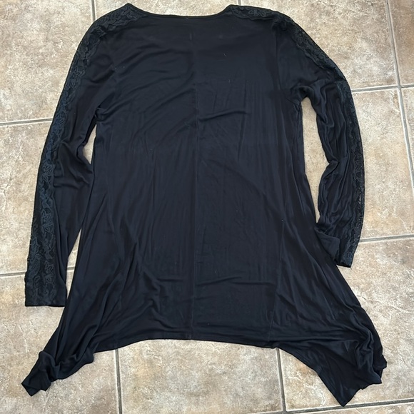 Apt. 9 Black Side wing Tunic with lace overlay sleeves - Picture 5 of 7